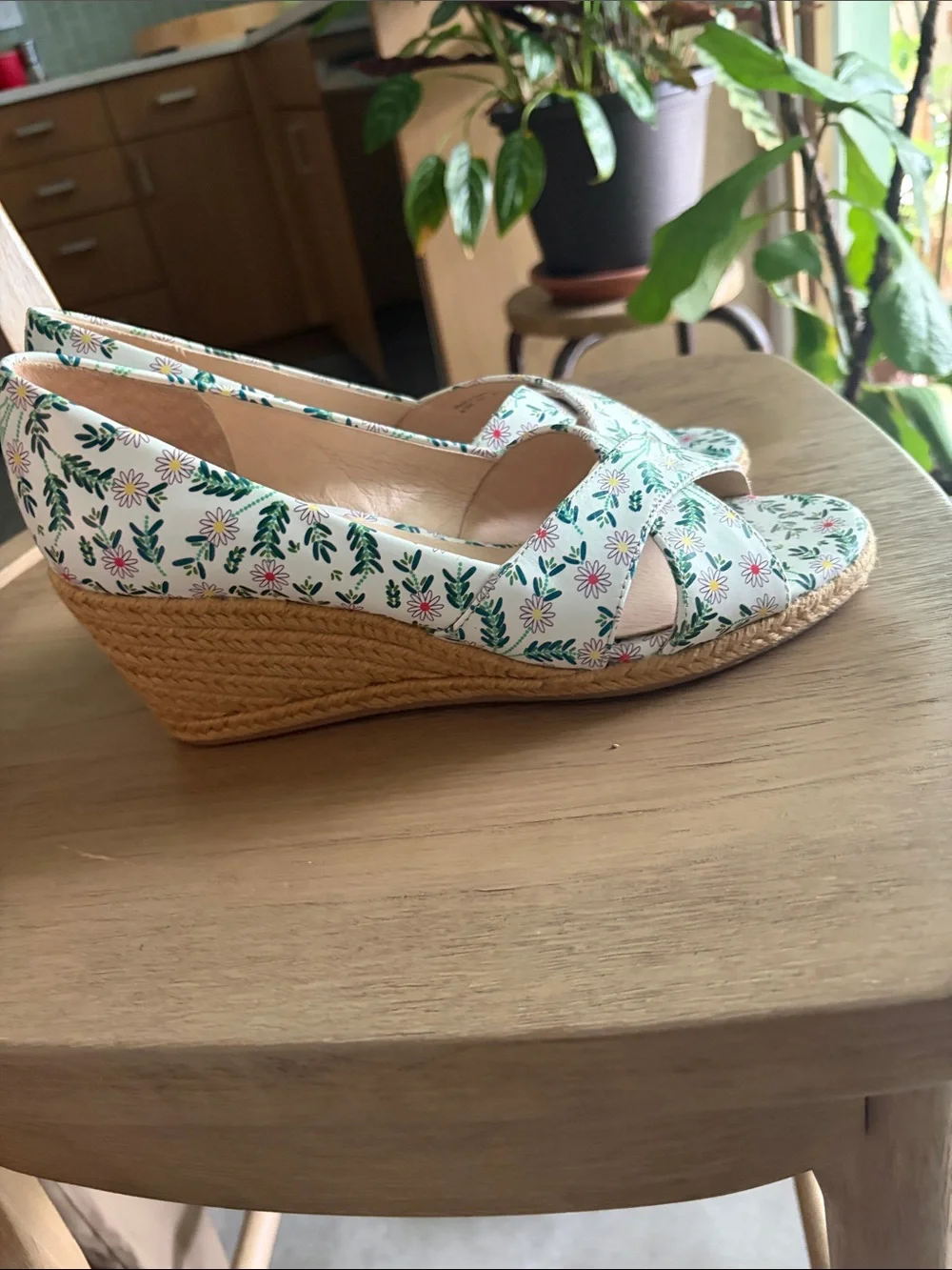 Jack Rogers White Floral Peep-Toe Espadrille Wedges size 8.5